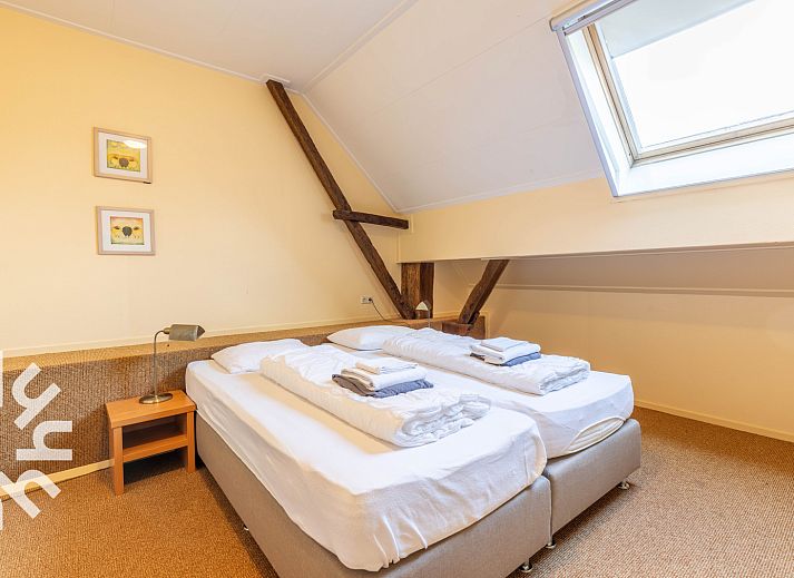 Zonnig terras met schaduwdoek bij DG302 vakantiewoning in Halle, Achterhoek.