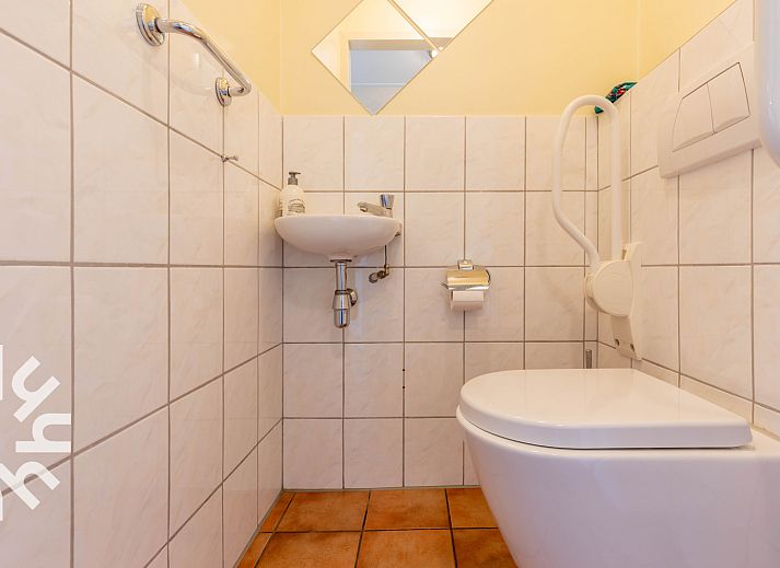 Zonnig terras met schaduwdoek bij DG302 vakantiewoning in Halle, Achterhoek.