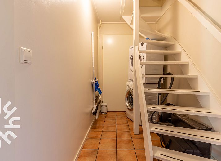 Zonnig terras met schaduwdoek bij DG302 vakantiewoning in Halle, Achterhoek.