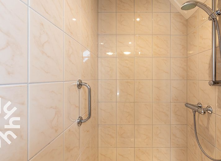 Zonnig terras met schaduwdoek bij DG302 vakantiewoning in Halle, Achterhoek.