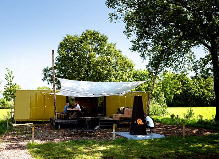 Gemuetliche Terrasse im Ferienhaus in Halle mit Blick auf die Natur in Gelderland.