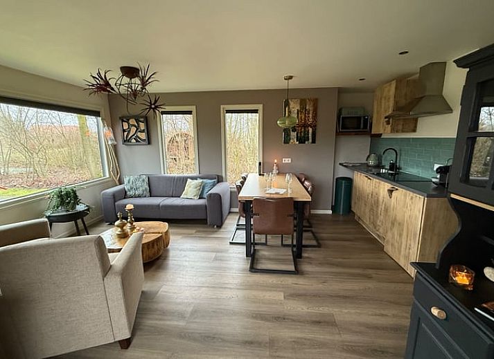 Buitenterras van Huisje in Heelweg met moderne stoelen in het groene Achterhoek, Gelderland.