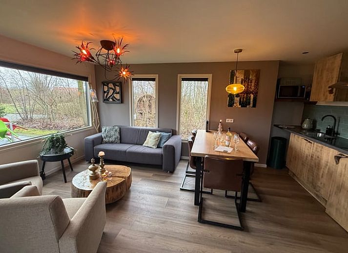 Buitenterras van Huisje in Heelweg met moderne stoelen in het groene Achterhoek, Gelderland.