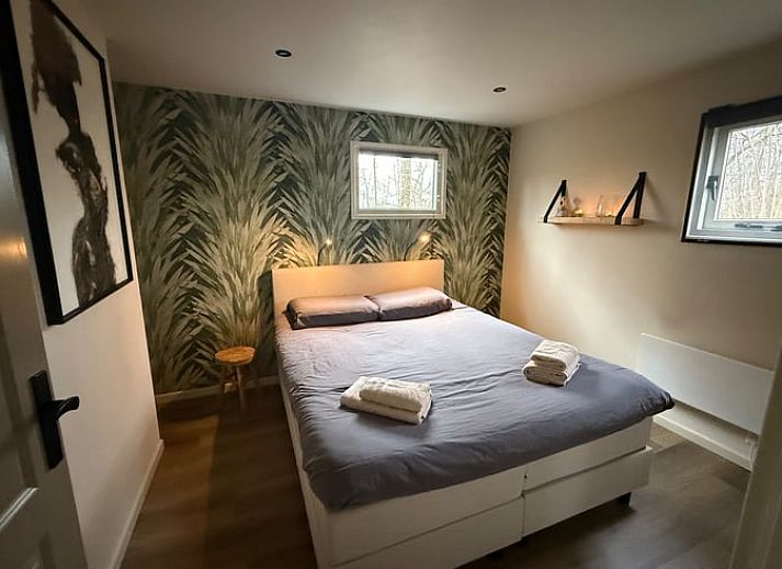 Buitenterras van Huisje in Heelweg met moderne stoelen in het groene Achterhoek, Gelderland.