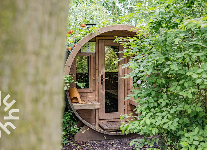Modern bathroom in vacation home DG411 in Heelweg, Achterhoek, Gelderland.