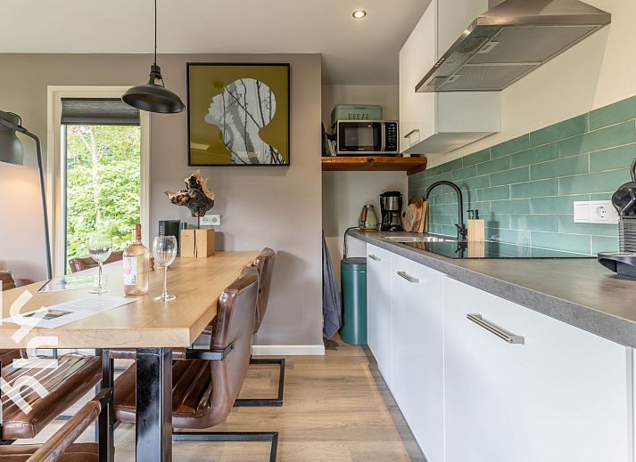 Modern bathroom in vacation home DG411 in Heelweg, Achterhoek, Gelderland.