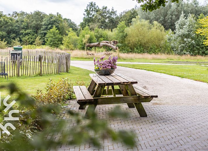 Picnic table in the garden of vacation home DG411 in Heelweg, Achterhoek.
