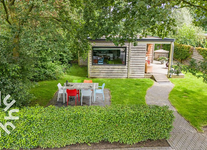 Picnic table in the garden of vacation home DG411 in Heelweg, Achterhoek.