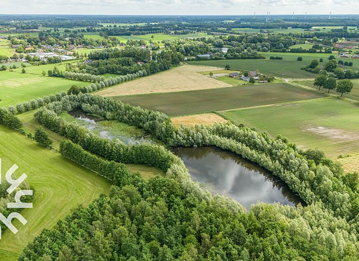 Picnic table in the garden of vacation home DG411 in Heelweg, Achterhoek.