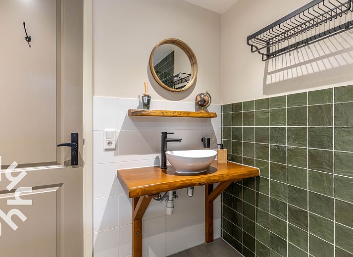 Picnic table in the garden of vacation home DG411 in Heelweg, Achterhoek.