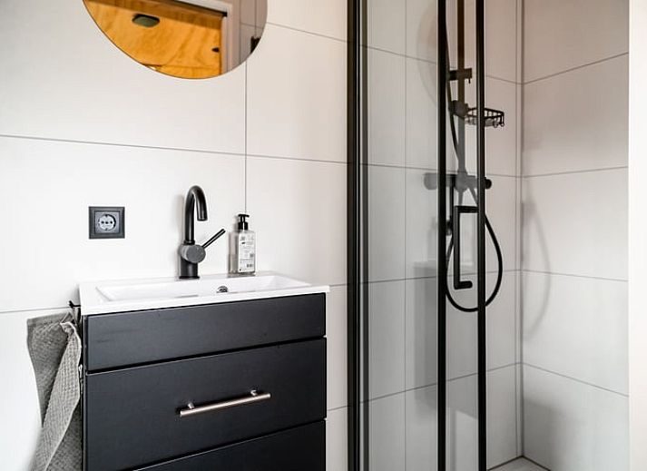 Moderne houten buitenkant van Vakantiehuis in Zelhem, gelegen in de groene omgeving van de Achterhoek, Gelderland.