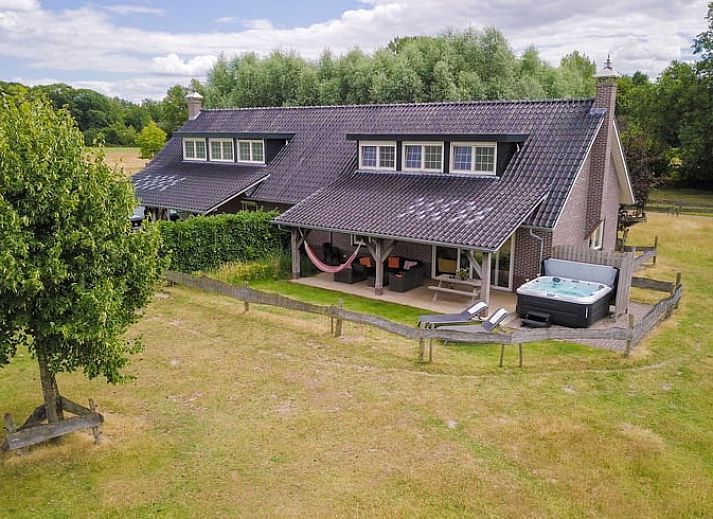 Vakantiehuis in Zelhem met ruime tuin en jacuzzi, gelegen in de Achterhoek, Gelderland.
