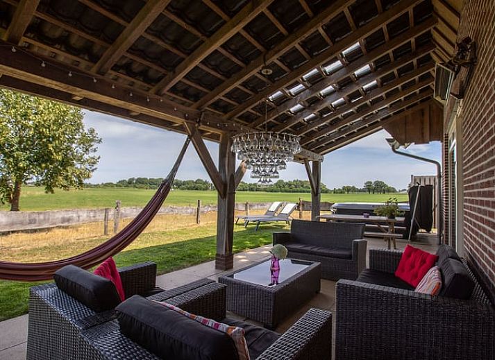 Relax in de jacuzzi bij Vakantiehuis in Zelhem, omgeven door de natuur van de Achterhoek, Gelderland.