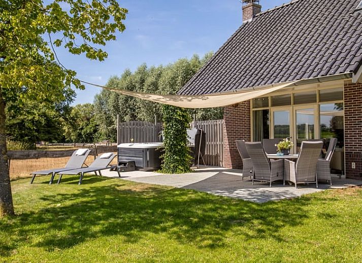 Relax in de jacuzzi bij Vakantiehuis in Zelhem, omgeven door de natuur van de Achterhoek, Gelderland.