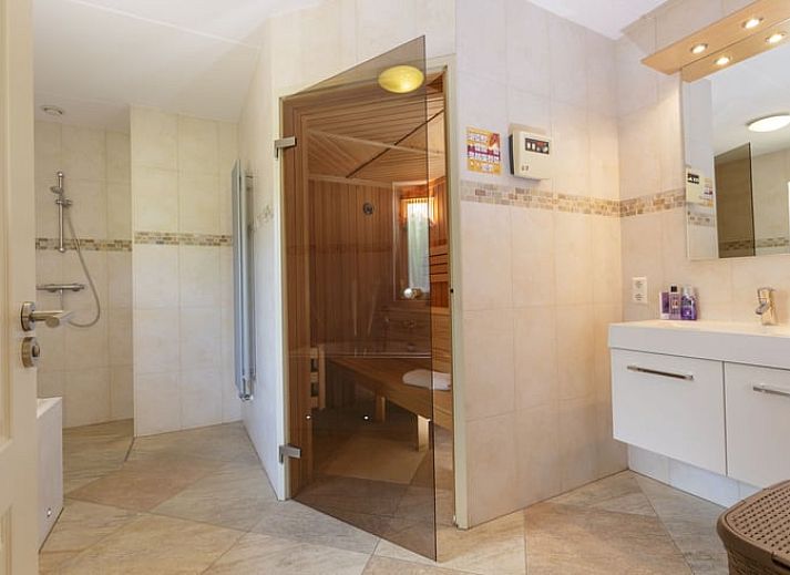 Relax in de jacuzzi bij Vakantiehuis in Zelhem, omgeven door de natuur van de Achterhoek, Gelderland.