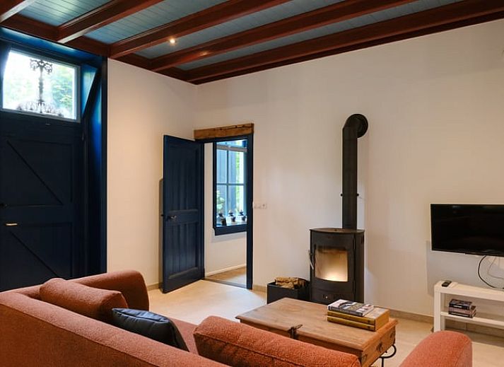 Gemuetliches Wohnzimmer im Ferienhaus in Zelhem, Achterhoek, mit Holzofen und bequemem Sofa fuer einen entspannten Aufenthalt in Gelderland.