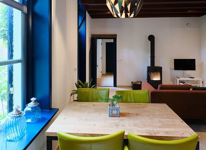 Gemuetliches Wohnzimmer im Ferienhaus in Zelhem, Achterhoek, mit Holzofen und bequemem Sofa fuer einen entspannten Aufenthalt in Gelderland.