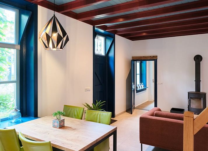 Gemuetliches Wohnzimmer im Ferienhaus in Zelhem, Achterhoek, mit Holzofen und bequemem Sofa fuer einen entspannten Aufenthalt in Gelderland.