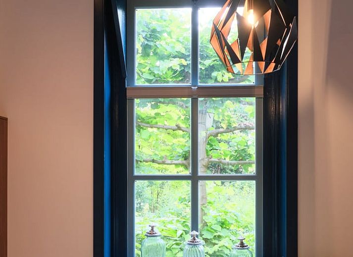 Gemuetliches Wohnzimmer im Ferienhaus in Zelhem, Achterhoek, mit Holzofen und bequemem Sofa fuer einen entspannten Aufenthalt in Gelderland.