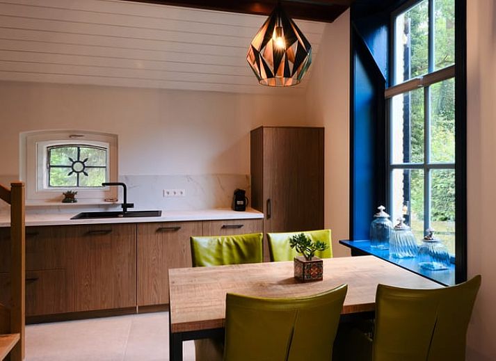 Gemuetliches Wohnzimmer im Ferienhaus in Zelhem, Achterhoek, mit Holzofen und bequemem Sofa fuer einen entspannten Aufenthalt in Gelderland.