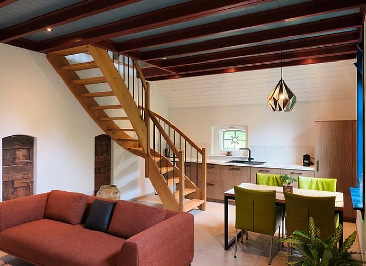 Gemuetliches Wohnzimmer des Ferienhauses in Zelhem, Achterhoek, Gelderland mit modernen Moebeln und Holzofen fuer eine gemuetliche Atmosphaere.