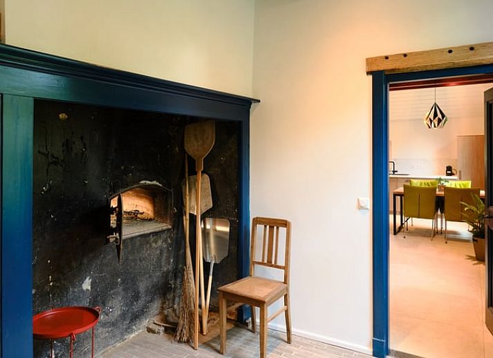 Gemuetliches Wohnzimmer des Ferienhauses in Zelhem, Achterhoek, Gelderland mit modernen Moebeln und Holzofen fuer eine gemuetliche Atmosphaere.