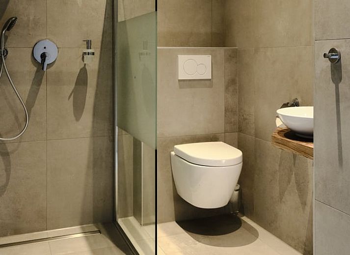 Gemuetliches Wohnzimmer des Ferienhauses in Zelhem, Achterhoek, Gelderland mit modernen Moebeln und Holzofen fuer eine gemuetliche Atmosphaere.