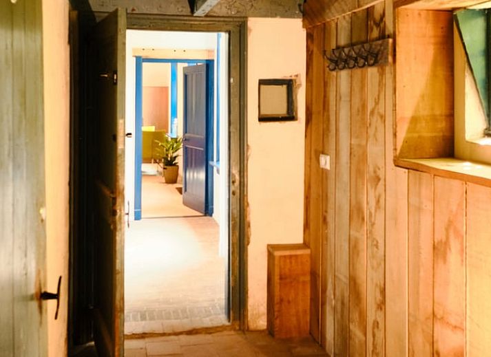 Gemuetliches Interieur des Ferienhauses in Zelhem, Achterhoek mit moderner Einrichtung und Holzofen, ideal fuer einen entspannten Aufenthalt in Gelderland.