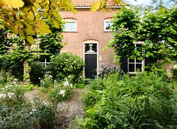 Gemuetliches Interieur des Ferienhauses in Zelhem, Achterhoek mit moderner Einrichtung und Holzofen, ideal fuer einen entspannten Aufenthalt in Gelderland.