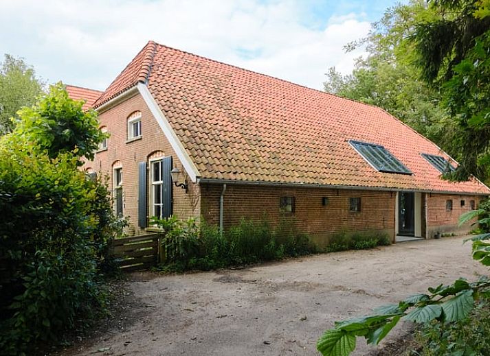 Gemuetliches Interieur des Ferienhauses in Zelhem, Achterhoek mit moderner Einrichtung und Holzofen, ideal fuer einen entspannten Aufenthalt in Gelderland.