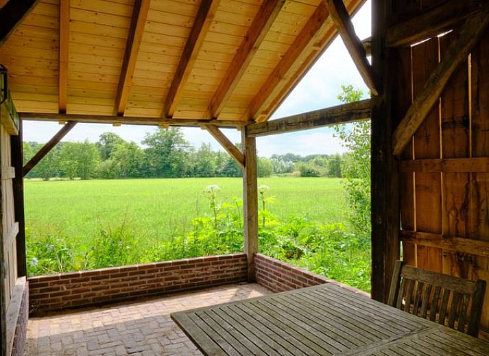 Gemuetliches Interieur des Ferienhauses in Zelhem, Achterhoek mit moderner Einrichtung und Holzofen, ideal fuer einen entspannten Aufenthalt in Gelderland.