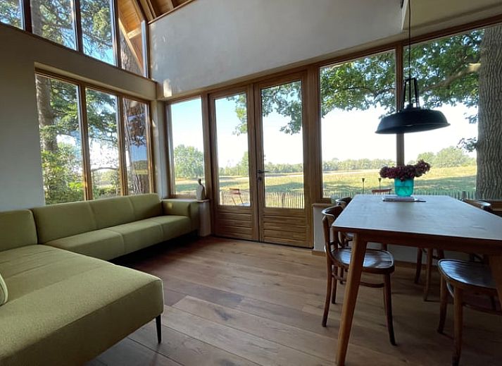 Ferienhaus in Epse, Achterhoek, Gelderland, umgeben von gruener Natur und Baeumen.