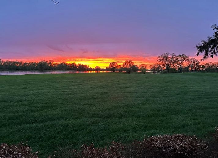 Rustikaler Charme des Ferienhauses in Epse, Achterhoek, mit Blick auf Felder.