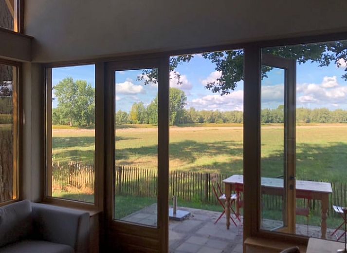 Rustikaler Charme des Ferienhauses in Epse, Achterhoek, mit Blick auf Felder.