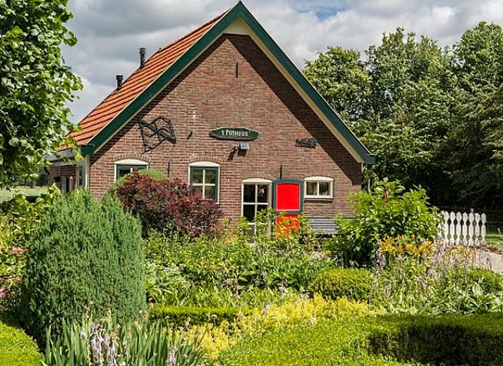 Das Ferienhaus in Ruurlo, in der schoenen Region Achterhoek gelegen, bietet einen idyllischen Blick auf den bluehenden Garten und die Natur Gelderlands.