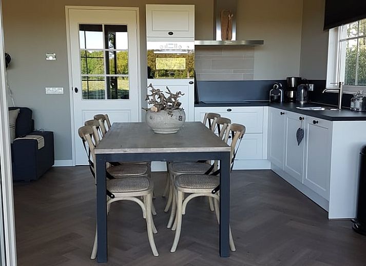 Ruhige Aussicht vom Ferienhaus in Ruurlo auf gruene Felder in Achterhoek, Gelderland.