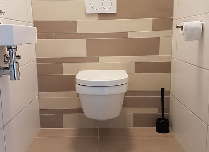 Gemuetliches Wohnzimmer im Ferienhaus in Ruurlo mit komfortabler Sitzecke in Achterhoek, Gelderland.