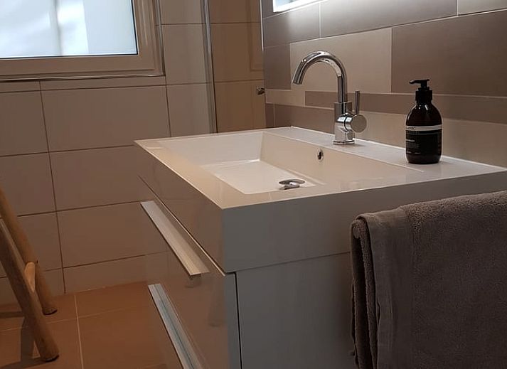 Stilvolles blaues Sofa im Wohnzimmer des Ferienhauses in Ruurlo, Achterhoek, Gelderland.