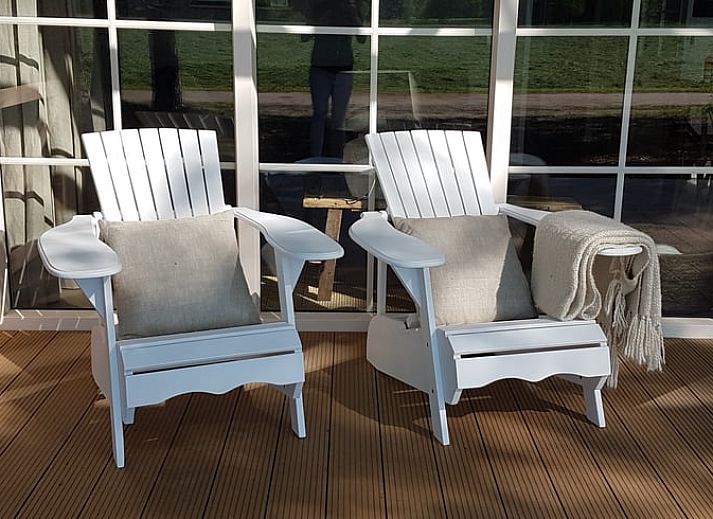 Stilvolles blaues Sofa im Wohnzimmer des Ferienhauses in Ruurlo, Achterhoek, Gelderland.