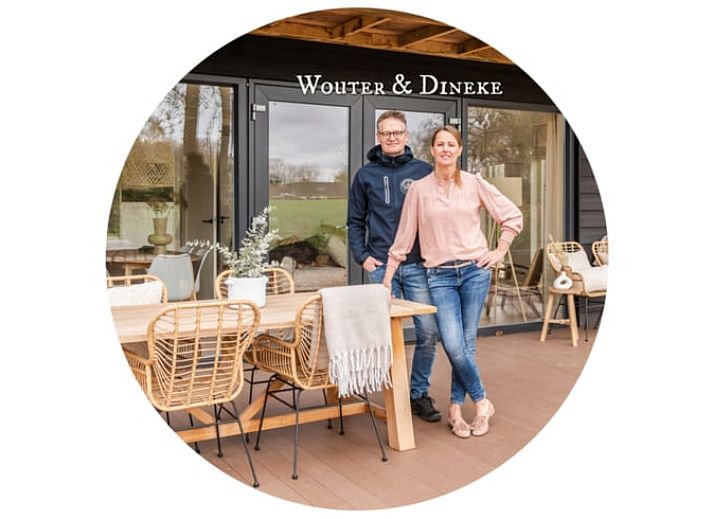 Stilvolles blaues Sofa im Wohnzimmer des Ferienhauses in Ruurlo, Achterhoek, Gelderland.