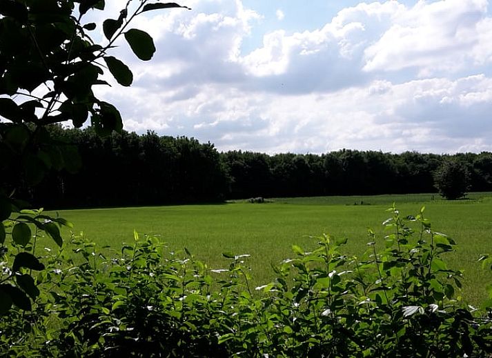 Moderne Kueche im Ferienhaus in Ruurlo mit Esstisch aus Holz in Achterhoek, Gelderland.
