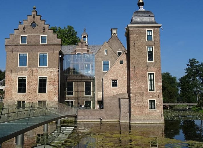 Moderne Kueche im Ferienhaus in Ruurlo mit Esstisch aus Holz in Achterhoek, Gelderland.