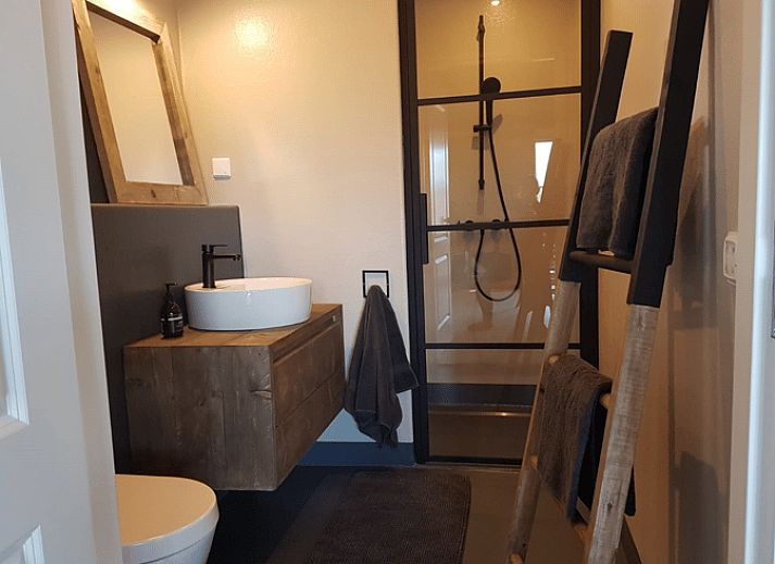 Gemuetliches Esszimmer im Ferienhaus in Ruurlo, Achterhoek, mit Blick auf die laendliche Umgebung von Gelderland.