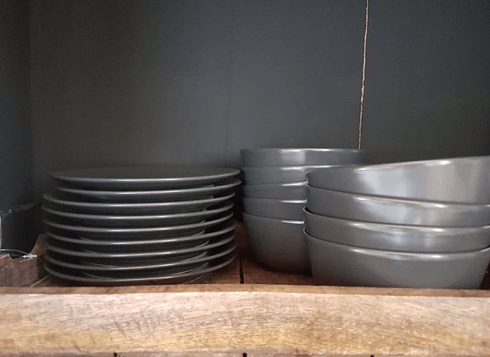 Gemuetliches Esszimmer im Ferienhaus in Ruurlo, Achterhoek, mit Blick auf die laendliche Umgebung von Gelderland.