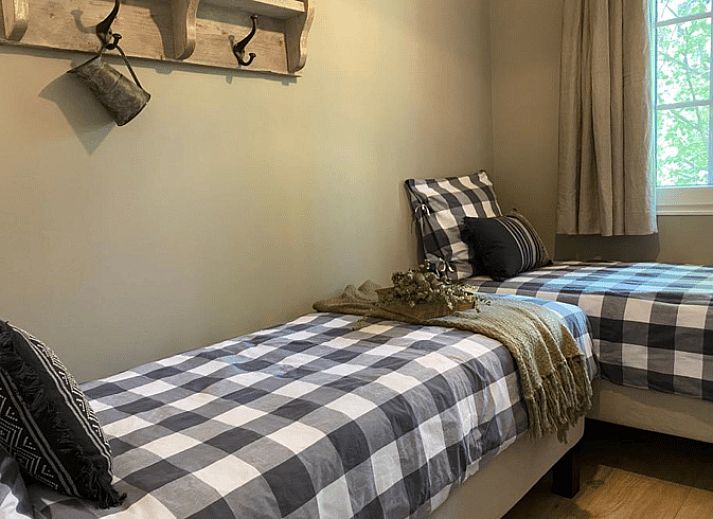 Gemuetliches Wohnzimmer im Ferienhaus in Ruurlo, Achterhoek, mit bequemer Sitzecke und Holzboeden, ideal zum Entspannen in Gelderland.