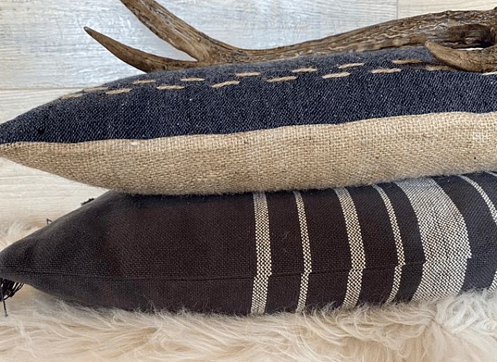 Gemuetliches Wohnzimmer im Ferienhaus in Ruurlo, Achterhoek, mit bequemer Sitzecke und Holzboeden, ideal zum Entspannen in Gelderland.