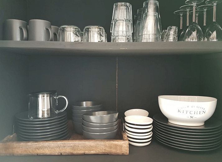 Gemuetliches Wohnzimmer im Ferienhaus in Ruurlo, Achterhoek, mit bequemer Sitzecke und Holzboeden, ideal zum Entspannen in Gelderland.