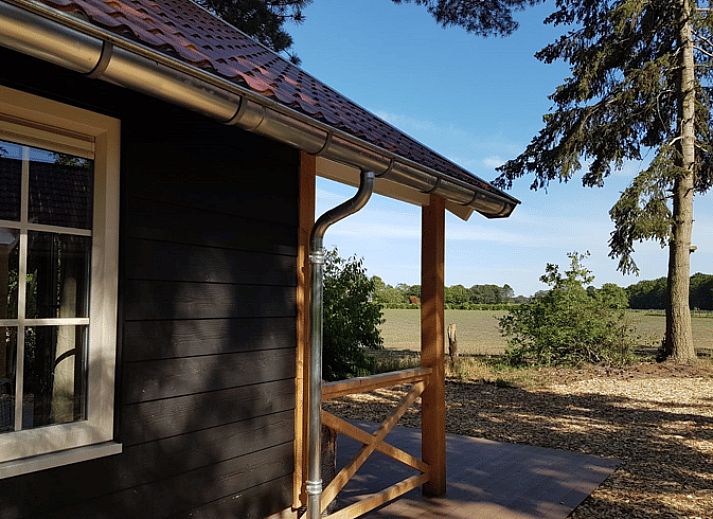 Gemuetliches Wohnzimmer im Ferienhaus in Ruurlo, Achterhoek, mit bequemer Sitzecke und Holzboeden, ideal zum Entspannen in Gelderland.