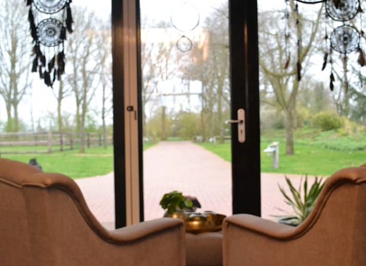 Charmant vakantiehuisje in Ruurlo met rieten dak, omringd door groen in de Achterhoek, Gelderland. Ideale plek voor rust en natuur.