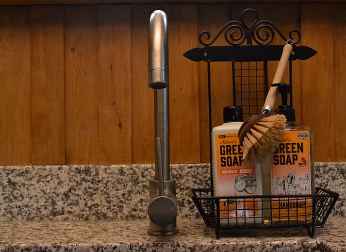 Charmant vakantiehuisje in Ruurlo met rieten dak, omringd door groen in de Achterhoek, Gelderland. Ideale plek voor rust en natuur.